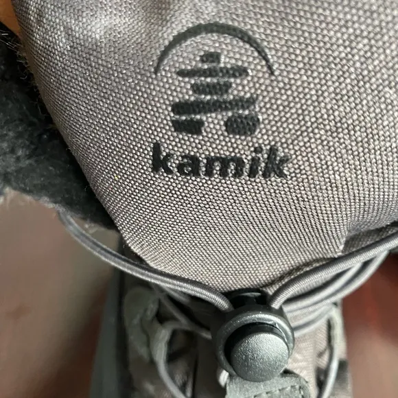 Kamik momentum L2 size 9 women’s insulated out door boots waterproof