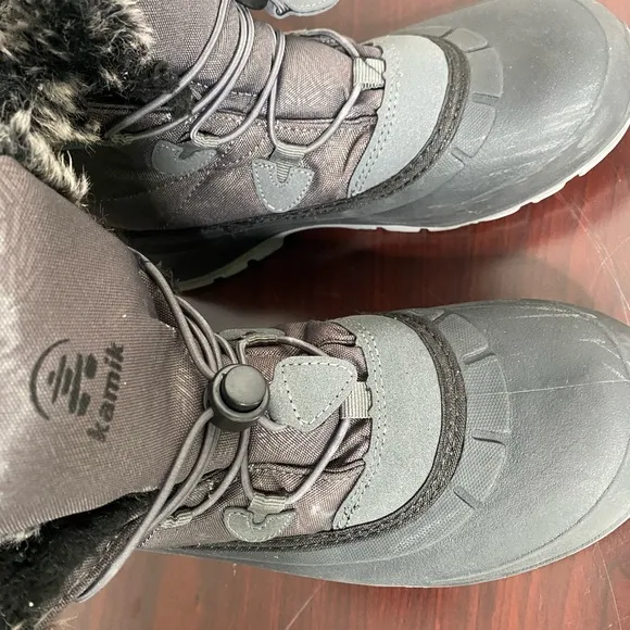 Kamik momentum L2 size 9 women’s insulated out door boots waterproof