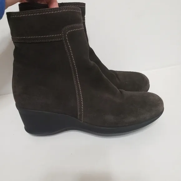 La Canadienne Finley Suede Wedge Ankle Boots Size 6.5 M