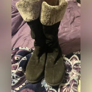 La Canadienne Trevis Waterproof Black Suede Boots Faux Fur Lined Size 8M