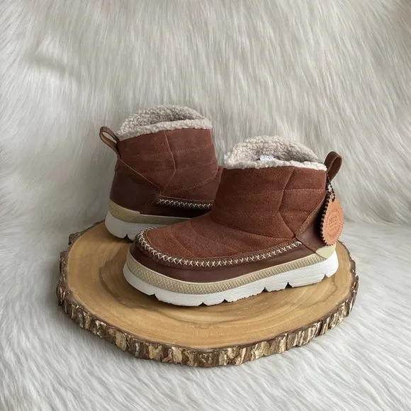 LIKE NEW Manitobah Pacific insulated waterproof leather boots