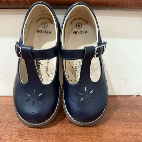 Like New size 9 Footmates Navy Shoes