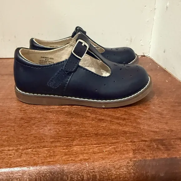 Like New size 9 Footmates Navy Shoes