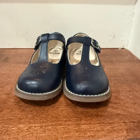 Like New size 9 Footmates Navy Shoes