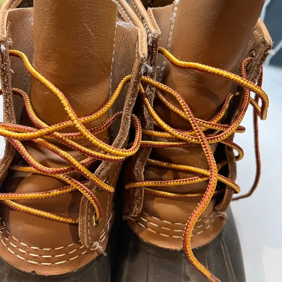 L.L.Bean kids Bean boots 8 inches insulated like new condition size 5 M