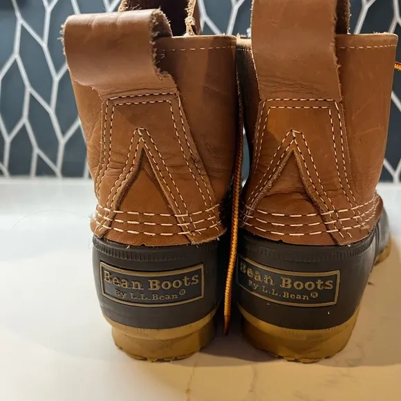 L.L.Bean kids Bean boots 8 inches insulated like new condition size 5 M