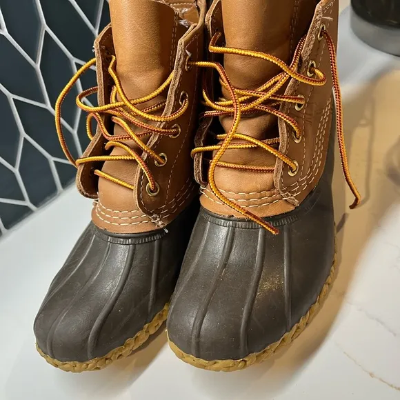 L.L.Bean kids Bean boots 8 inches insulated like new condition size 5 M