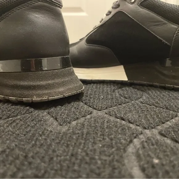 Mens and women can wear this company mallet