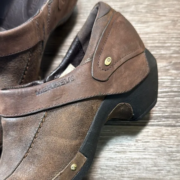 Merrill Brown Leather clogs woman’s size 8 (b60)