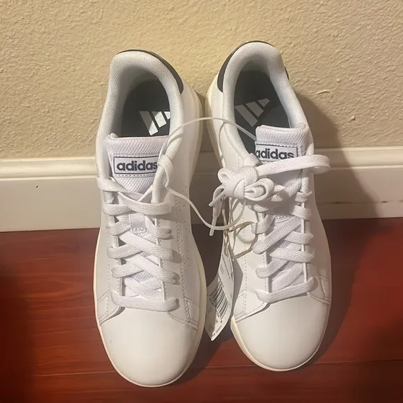 New ADIDAS ADVANTAGE WHITE / BLACK KIDS  LACE SHOES SNEAKERS