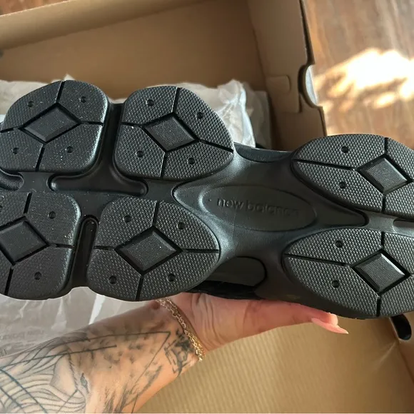 New balance men’s 9060 triple black