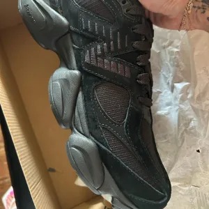 New balance men’s 9060 triple black