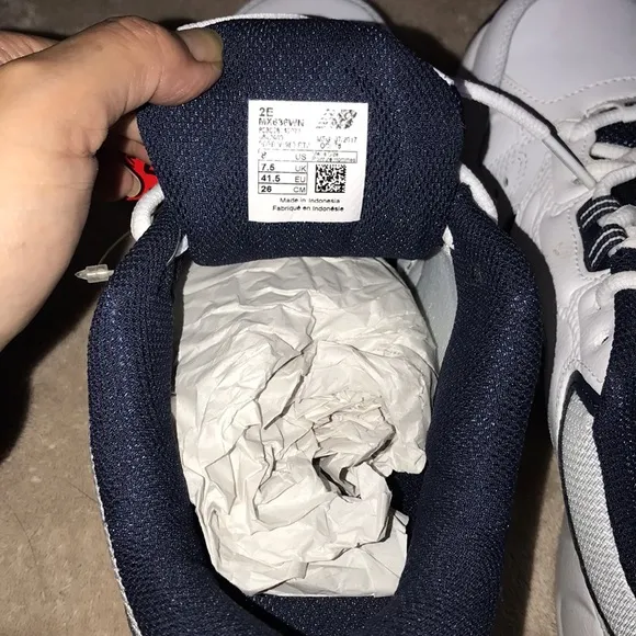 New balance men’s size 8 white and blue shoes