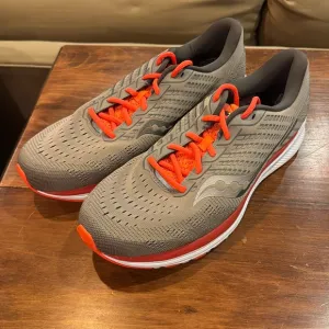 NEW Saucony RIDE 13 Boston Mens 13 Khaki Orange Lace Up
