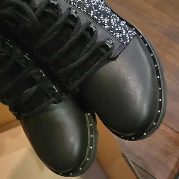 NEW! SOREL Lennox Lace Up Cozy Waterproof Boots 6.