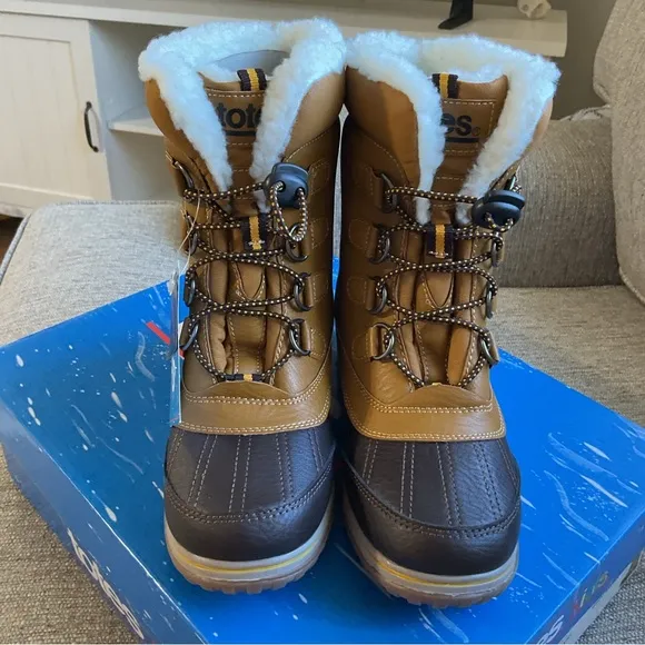 NEW TOTES KIDS INSULATED BOOTS SIZE 4