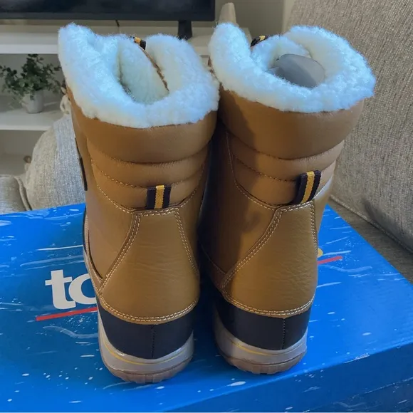 NEW TOTES KIDS INSULATED BOOTS SIZE 4
