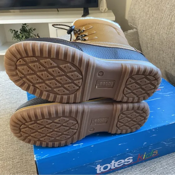 NEW TOTES KIDS INSULATED BOOTS SIZE 4