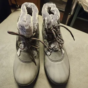 New with box Baretraps Augustina Women's Water Resistant Winter Boots