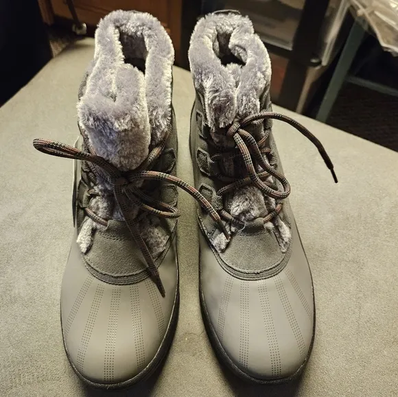 New with box Baretraps Augustina Women's Water Resistant Winter Boots