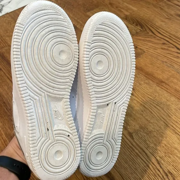 Nike Air Force 1 LE Sneakers/Tennis Shoes. Size 6Y. Excellent Condition.