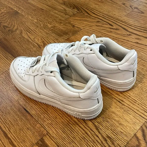 Nike Air Force 1 LE Sneakers/Tennis Shoes. Size 6Y. Excellent Condition.