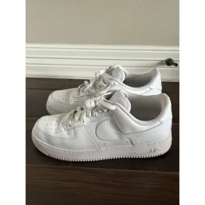 Nike Air Force 1 Low Mens Size 10 White Athletic Shoes Sneakers CW2288-111 EUC