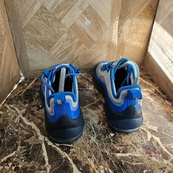 Nike Air Max Axis GS boys running shoes blue size GS 6y women's size 7.5.    211