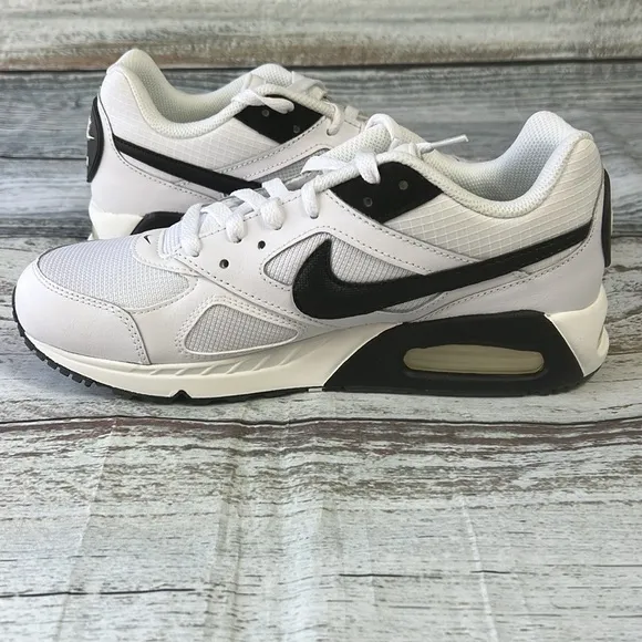 Nike Air Max IVO White / Black Casual Comfort Shoes (580518-106) Men's Size 8.5