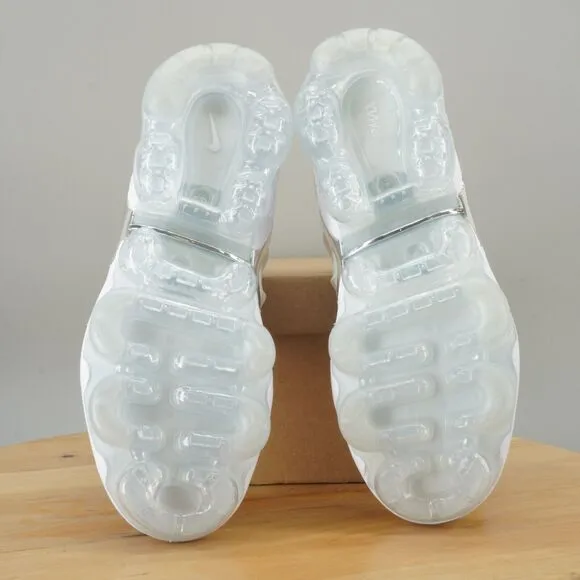 Nike Air Vapormax Plus Womens Size 7 Shoes White Metallic Silver Athletic NWOB