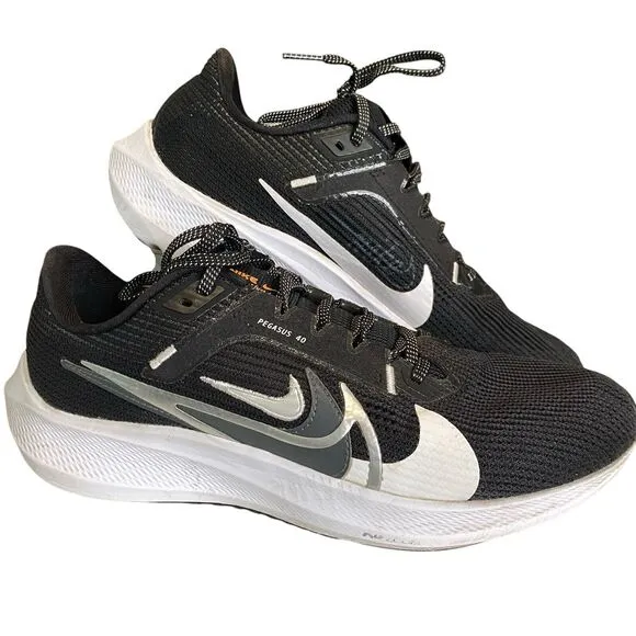Nike Air Zoom Pegasus 40 PRM Mens 9 Black White FB7179-001 Sports Running FLAW