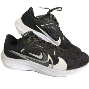 Nike Air Zoom Pegasus 40 PRM Mens 9 Black White FB7179-001 Sports Running FLAW