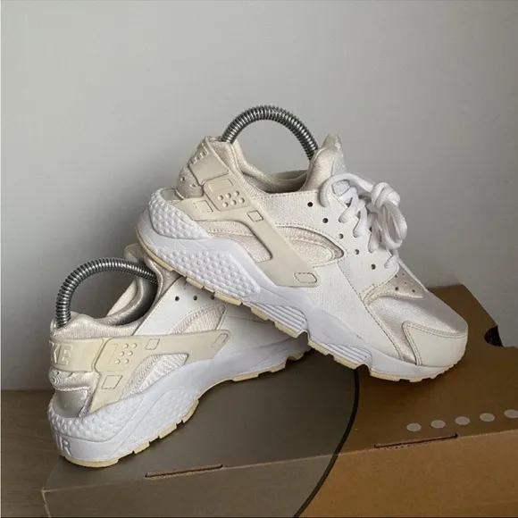 Nike Huarache Women Sneakers - SZ  7
