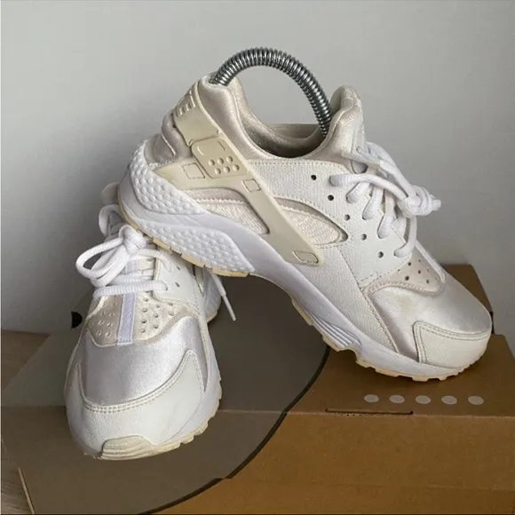 Nike Huarache Women Sneakers - SZ  7