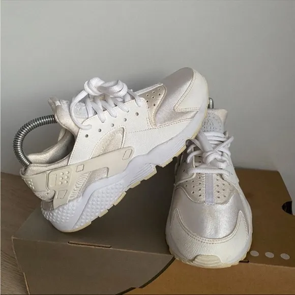 Nike Huarache Women Sneakers - SZ  7