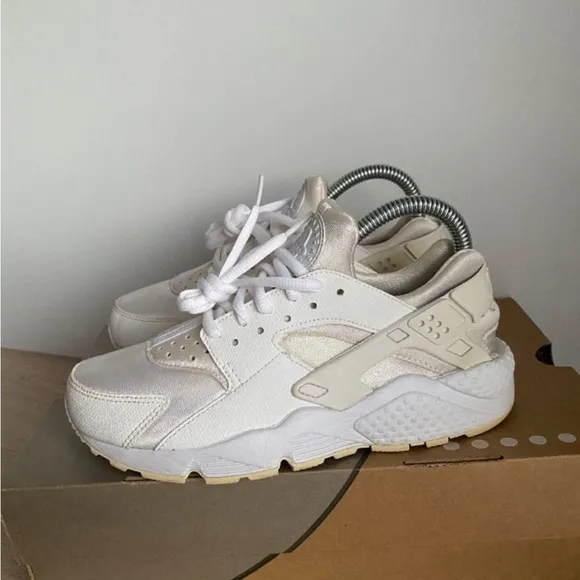 Nike Huarache Women Sneakers - SZ  7