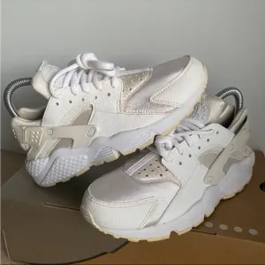 Nike Huarache Women Sneakers - SZ  7