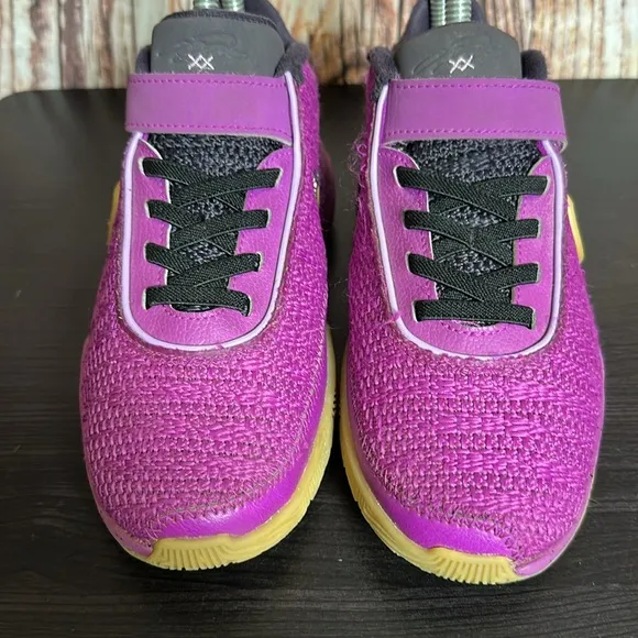 Nike Lebron 20 SE Sneakers Youth Girls Sz 2Y