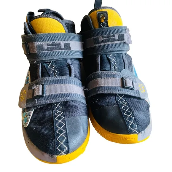 Nike Lebron soldier XIII Boys Shoes Youth Size 6.5 Y