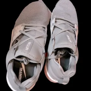 NIKE METCON TRAINERS New WO Tags GREY/WHITE MENS SZ. 10.5 M No visible flaws.