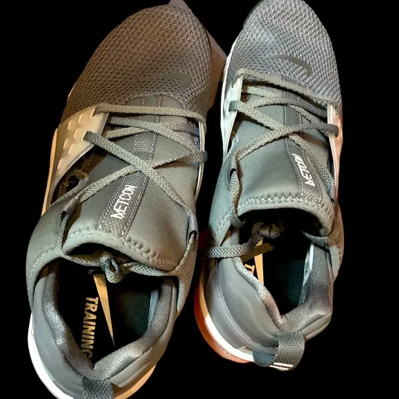NIKE METCON TRAINERS New WO Tags GREY/WHITE MENS SZ. 10.5 M No visible flaws.