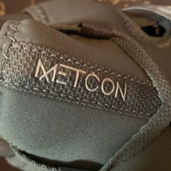 NIKE METCON TRAINERS New WO Tags GREY/WHITE MENS SZ. 10.5 M No visible flaws.