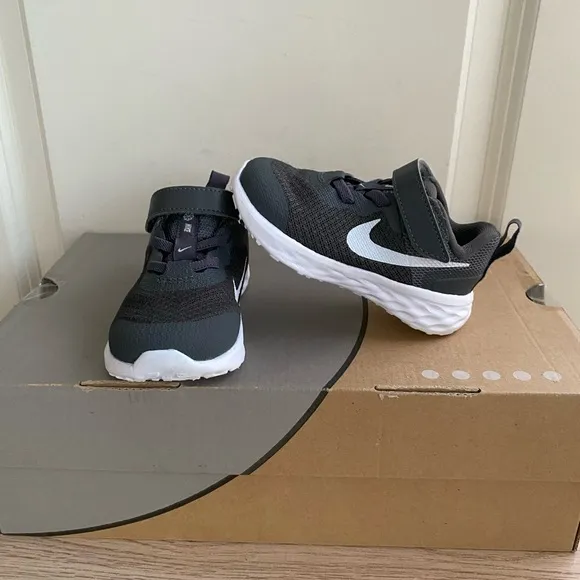 Nike REVOLUTION Gray/ White Athletic Shoes Sneakers - SZ 6 C
