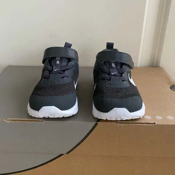 Nike REVOLUTION Gray/ White Athletic Shoes Sneakers - SZ 6 C