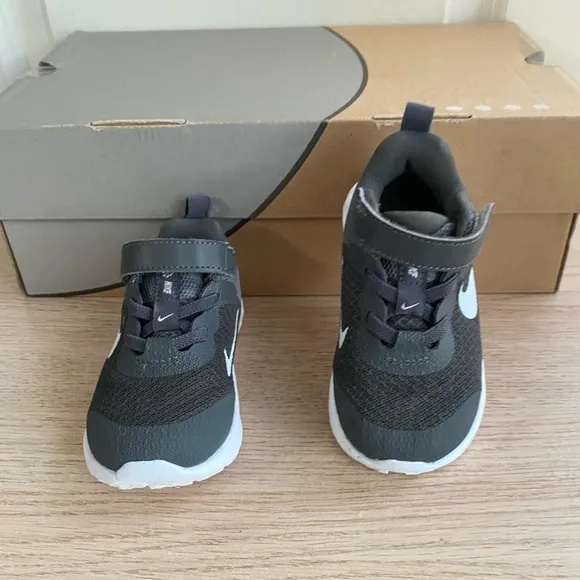 Nike REVOLUTION Gray/ White Athletic Shoes Sneakers - SZ 6 C
