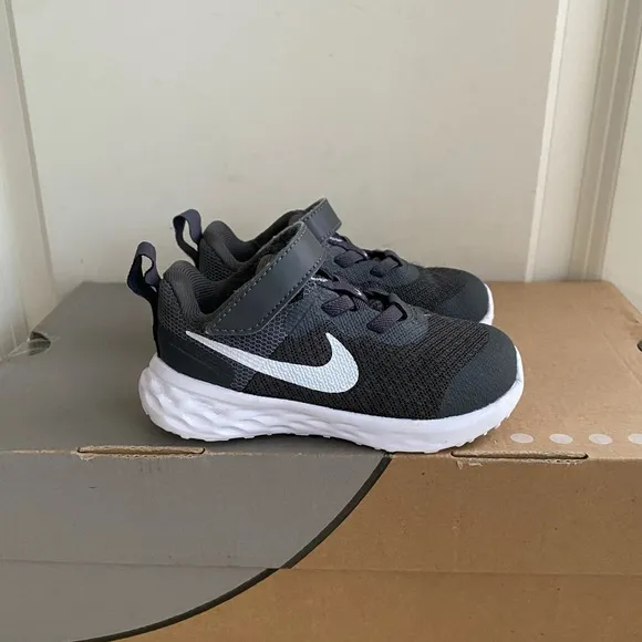 Nike REVOLUTION Gray/ White Athletic Shoes Sneakers - SZ 6 C