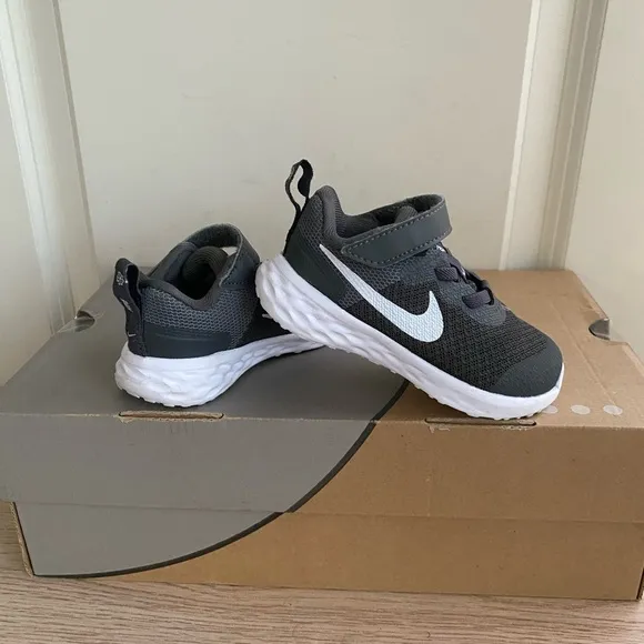 Nike REVOLUTION Gray/ White Athletic Shoes Sneakers - SZ 6 C