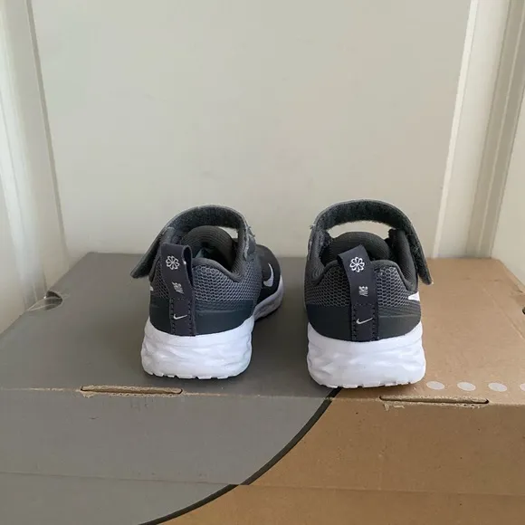 Nike REVOLUTION Gray/ White Athletic Shoes Sneakers - SZ 6 C