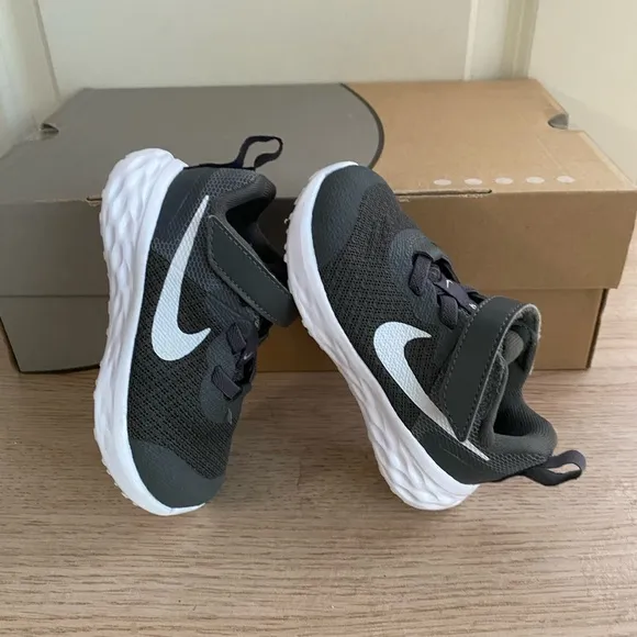 Nike REVOLUTION Gray/ White Athletic Shoes Sneakers - SZ 6 C