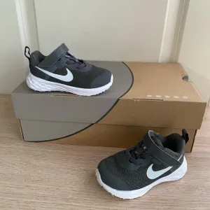 Nike REVOLUTION Gray/ White Athletic Shoes Sneakers - SZ 6 C